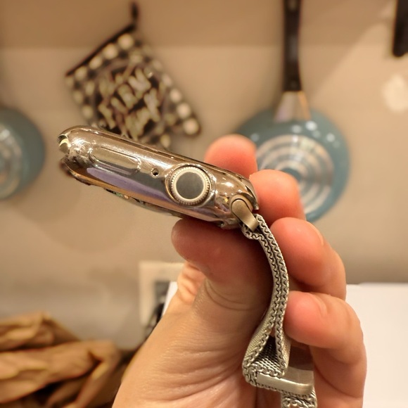 Apple Watch Series 8 (45mm, GPS) + EXTRAS - Picture 3 of 6